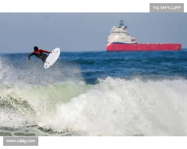 巴西选手在世界冲浪联赛夏威夷站创造单波最高分纪录引发热议